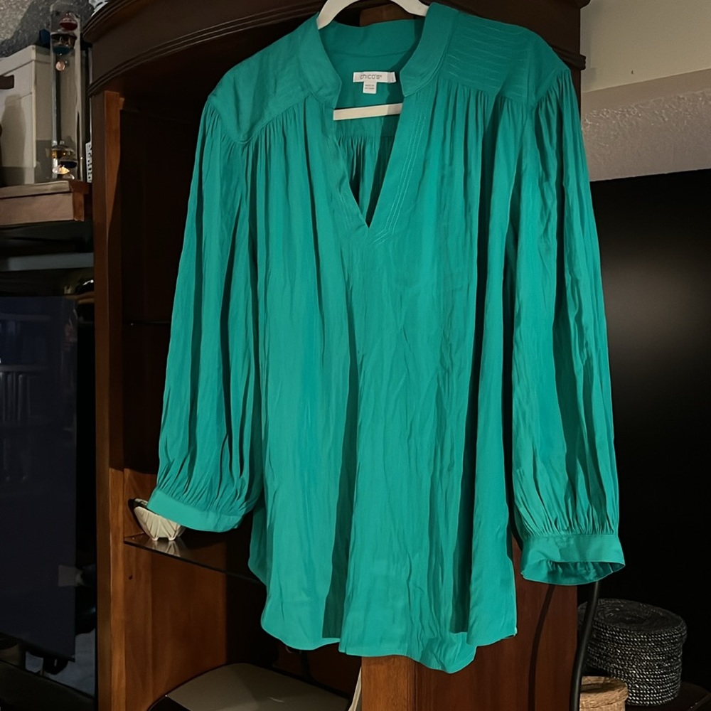 NWOT Chicos Crinkle Poly Size 4 blouse Harbor Green